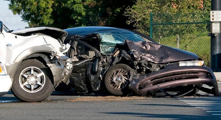 accident de voiture avec voitures endommagees