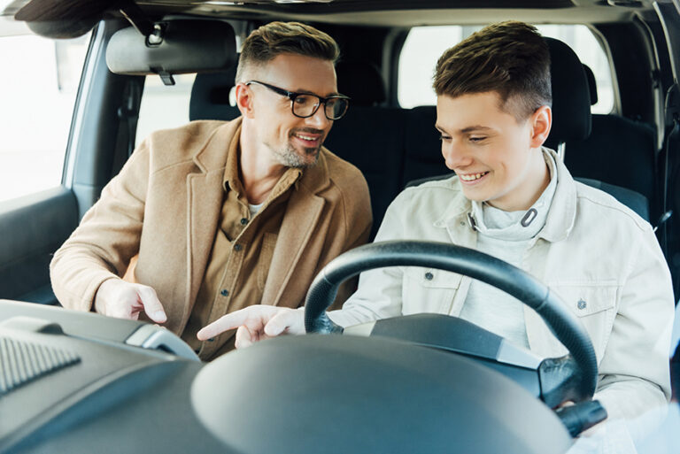 adolescent au volant avec un adulte