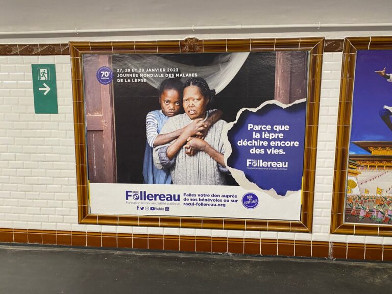 affiche publicitaire dans le metro parisien