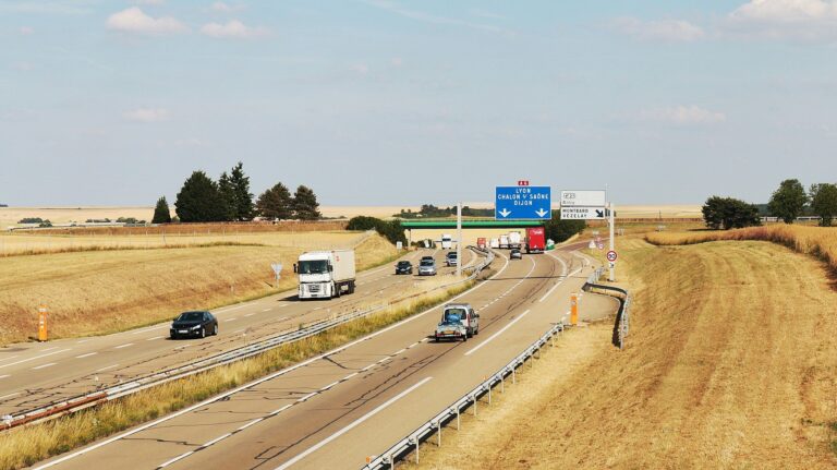 autoroute francaise avec peage et paysage