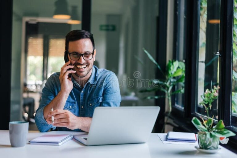 autre entrepreneur travaillant a son bureau