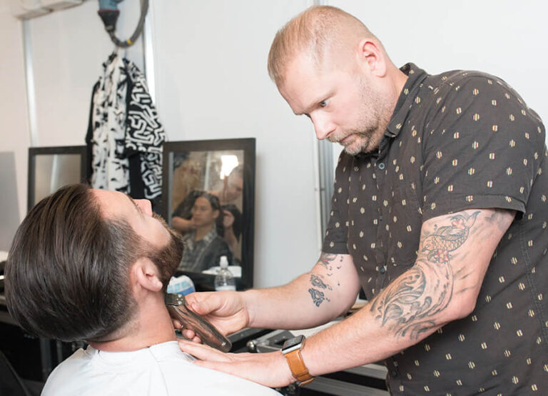 barbier professionnel en action sur un client