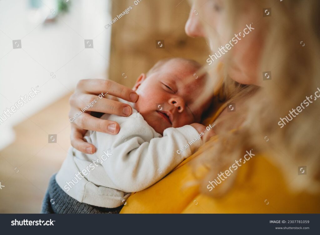 bebe dans les bras de sa maman