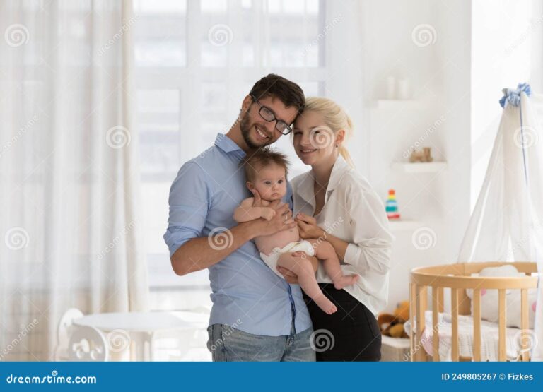 bebe souriant dans les bras dun parent