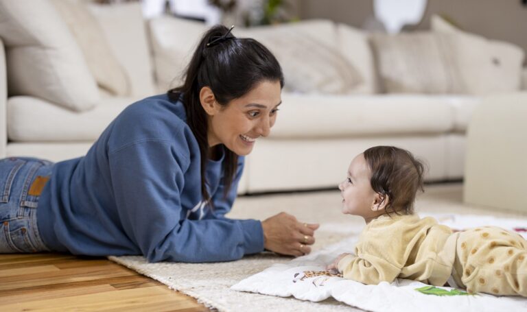 À quel âge un bébé commence-t-il à reconnaître son nom