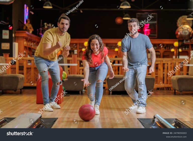 bowling anime avec des joueurs heureux