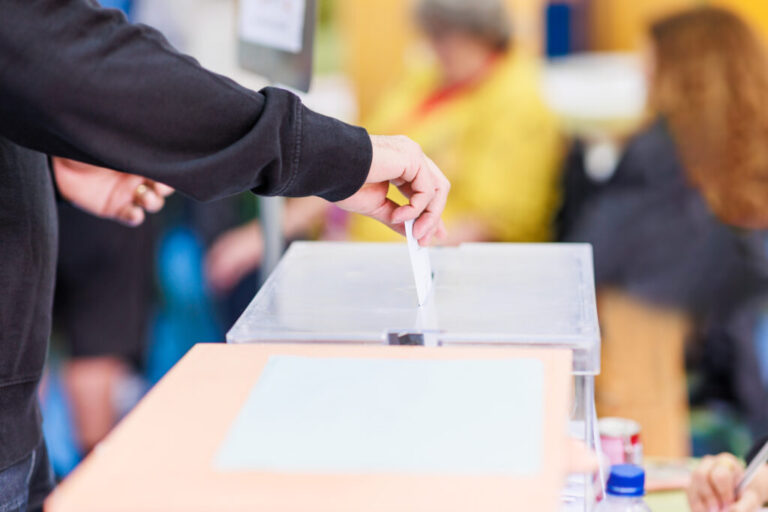 bureau de vote avec electeurs en action 1