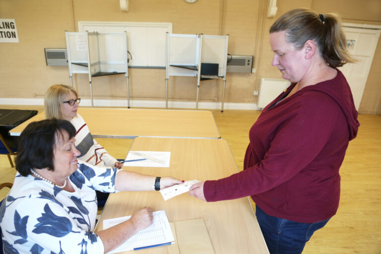 Comment changer son bureau de vote pour les législatives en France