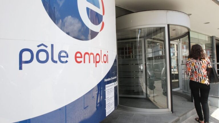 bureau pole emploi avec des conseillers