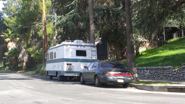 camping car gare sur une rue residentielle