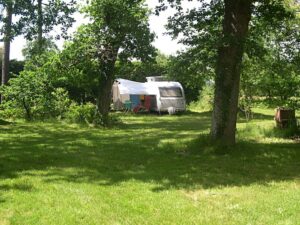 caravane sur un terrain verdoyant