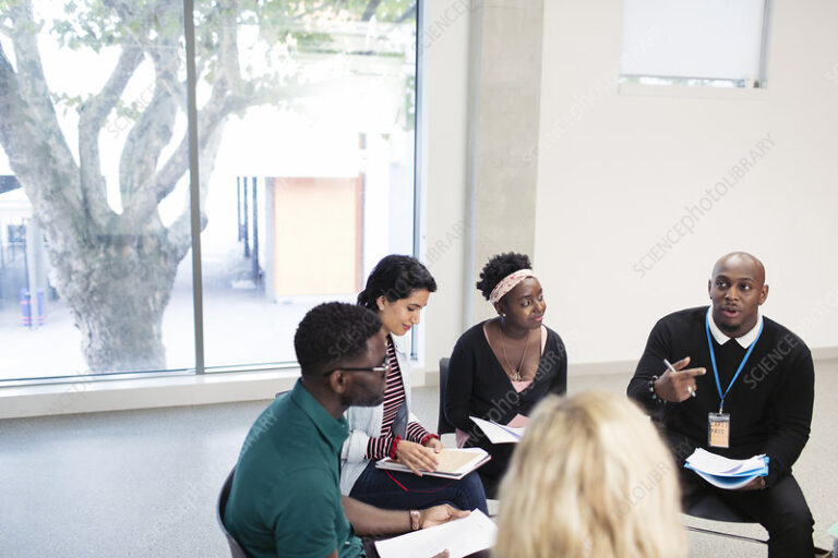 cercle de personnes discutant ensemble