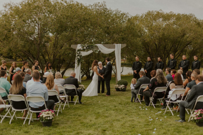 ceremonie de mariage dans un parc