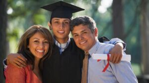 ceremonie de remise de diplome en famille