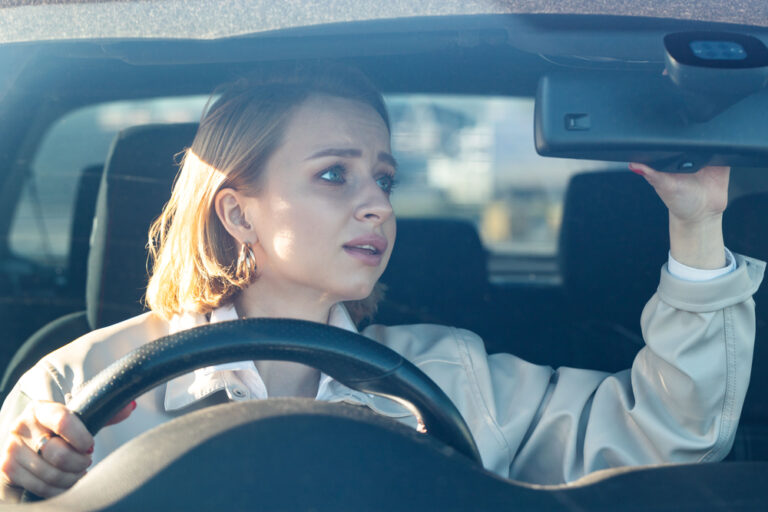 conducteur hesitant devant une voiture