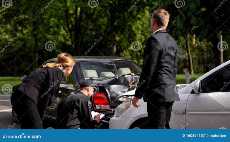 conducteur prenant des notes apres un accident