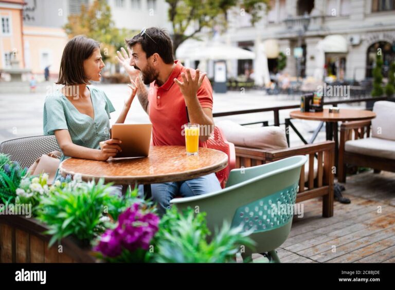 couple en desaccord dans un cafe