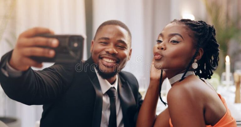 couple heureux celebrant un engagement