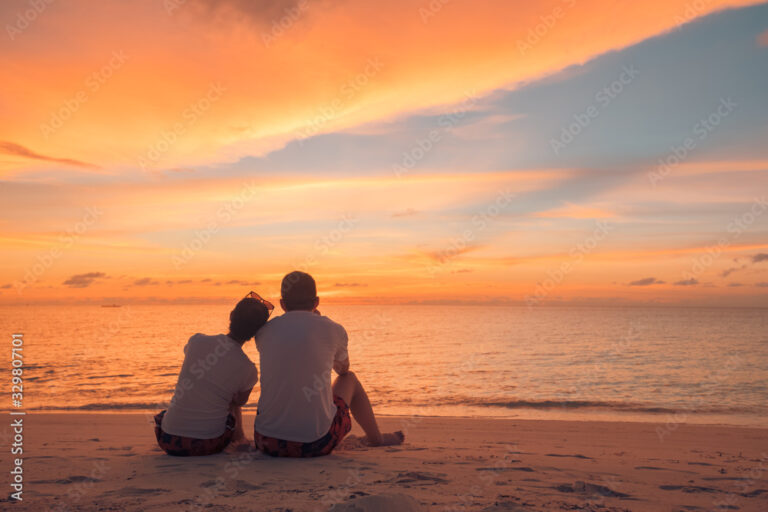 couple romantique sur une plage au coucher de soleil