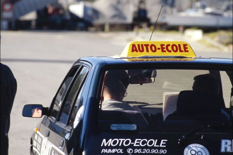 Combien coûte le code de la route en auto-école en France