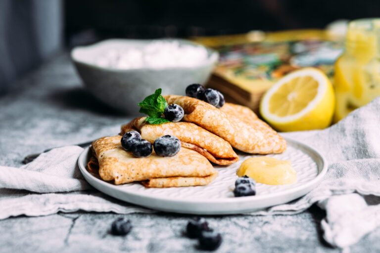 crepes garnies sur une table en bord de mer