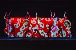 danseuse du crazy horse en pleine performance