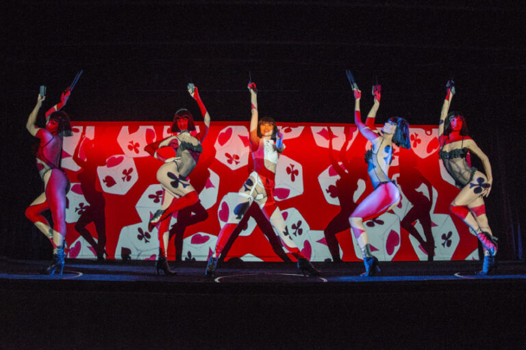 danseuse en pleine performance au crazy horse