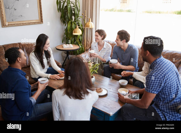 des amis discutant autour dune table