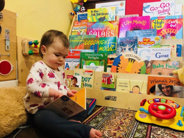 des enfants jouant avec des livres colores