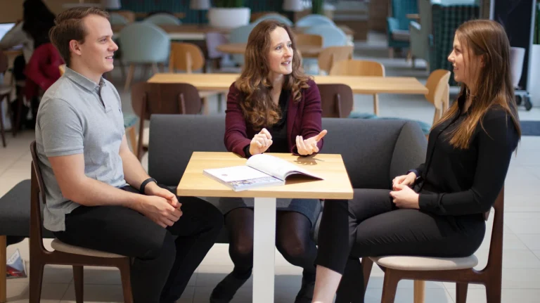 des etudiants en pleine discussion juridique