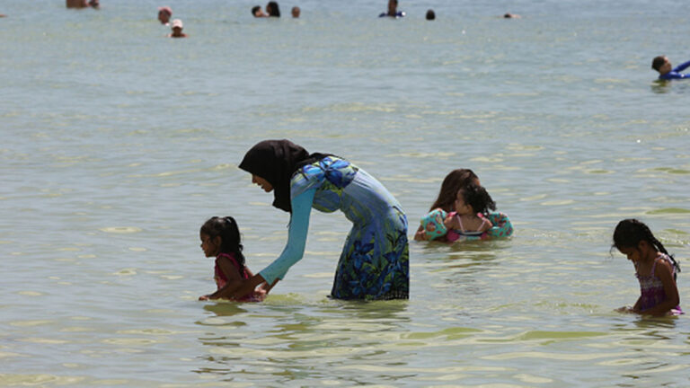 Pourquoi le burkini est-il interdit dans certaines piscines publiques