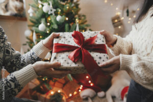 des mains echangeant des cadeaux de noel