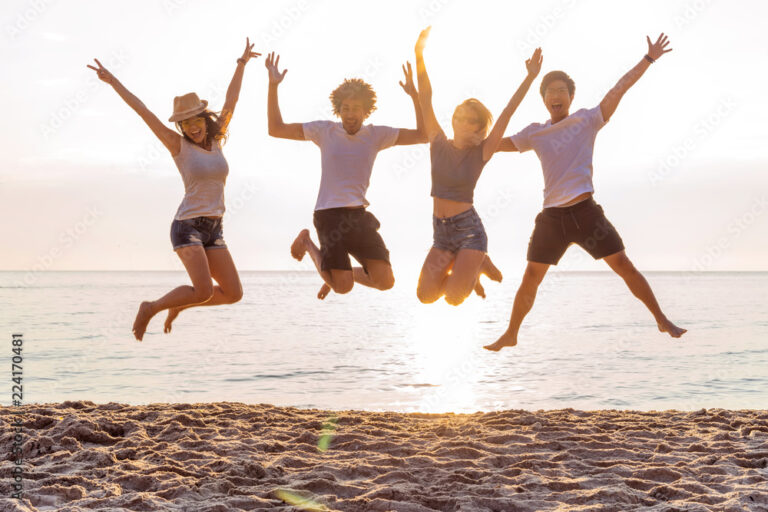 des personnes samusant a la plage