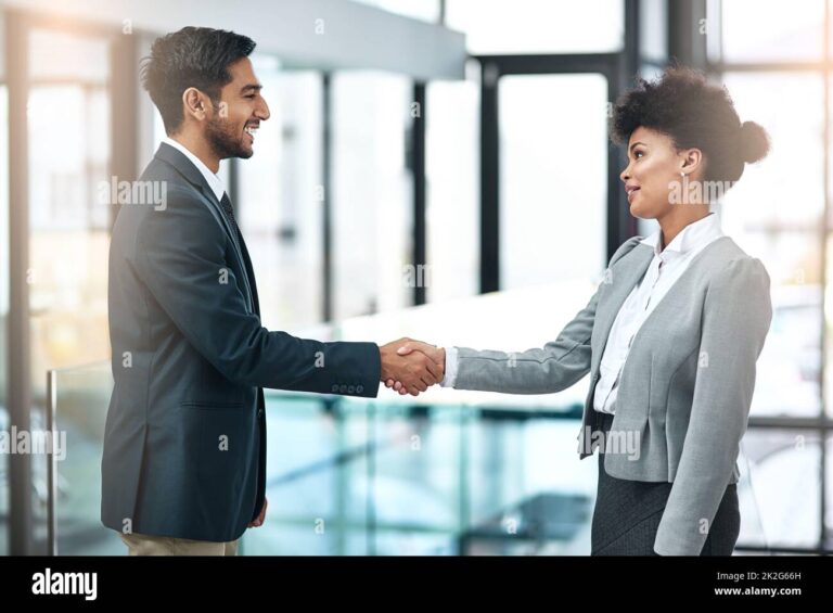 deux mains se serrant avec confiance