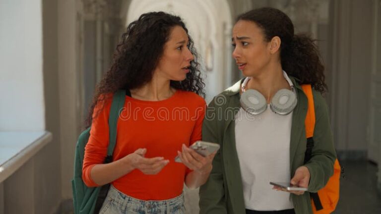 deux personnes conversant calmement ensemble