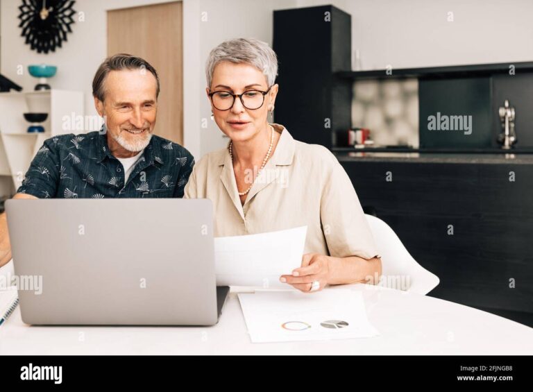 deux personnes discutant de leurs finances