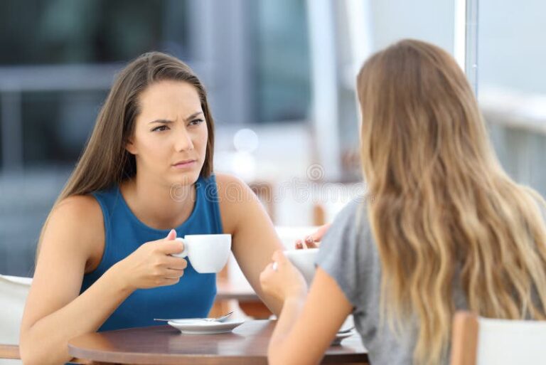 deux personnes en discussion serieuse