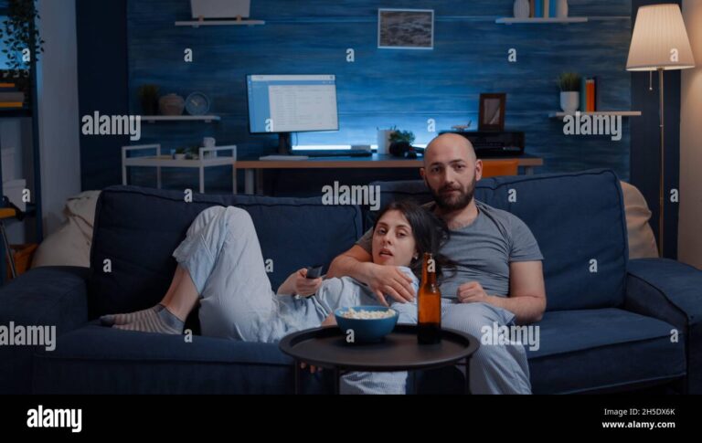 deux personnes regardant une maison ensemble