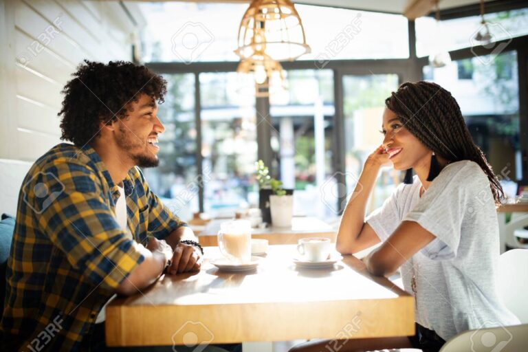 deux personnes se regardant dans un cafe