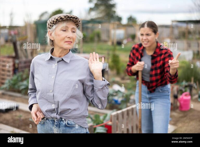 deux voisins en desaccord dans un jardin