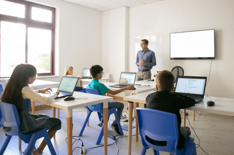 eleves en classe utilisant des technologies modernes