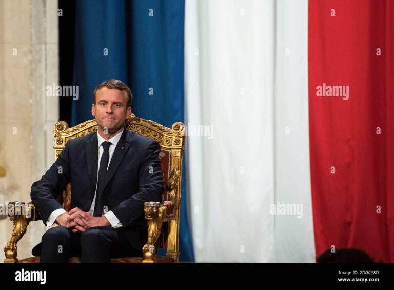 emmanuel macron lors dune ceremonie officielle