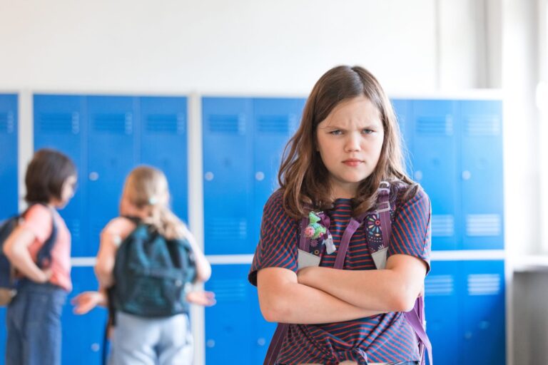 enfant hesitant devant lentree de lecole