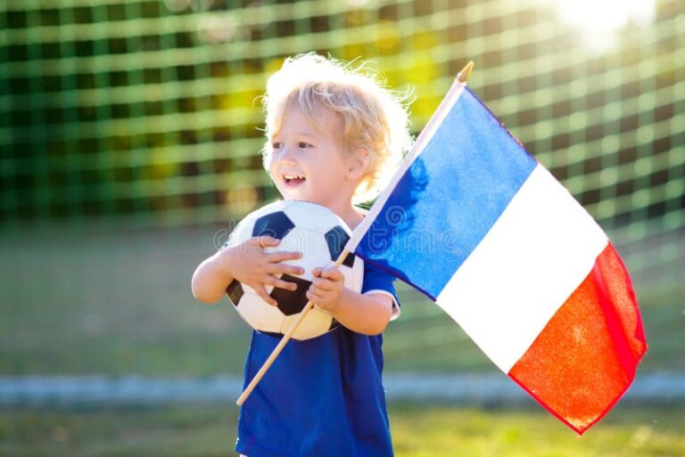 enfant jouant avec le drapeau francais