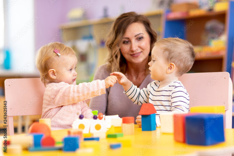 enfant jouant avec un educateur en creche