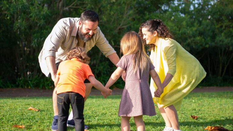 enfant jouant avec une famille daccueil