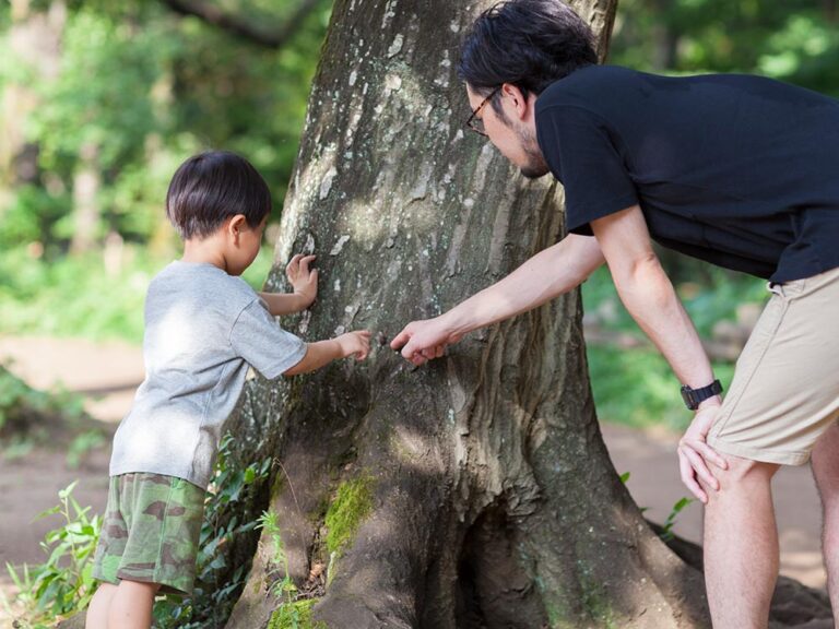 enfant reflechissant dans un cadre naturel