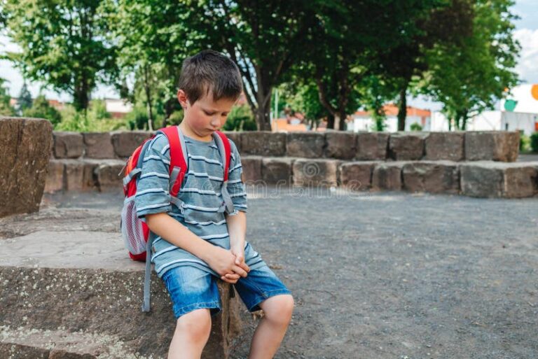 enfant triste dans une cour decole