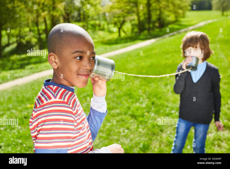 enfant utilisant un telephone dans un parc