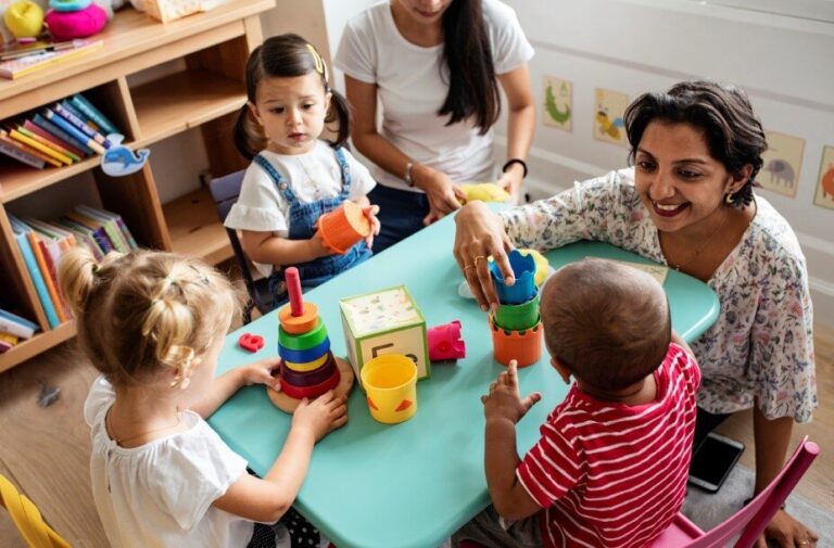 enfants jouant ensemble dans un jardin denfants